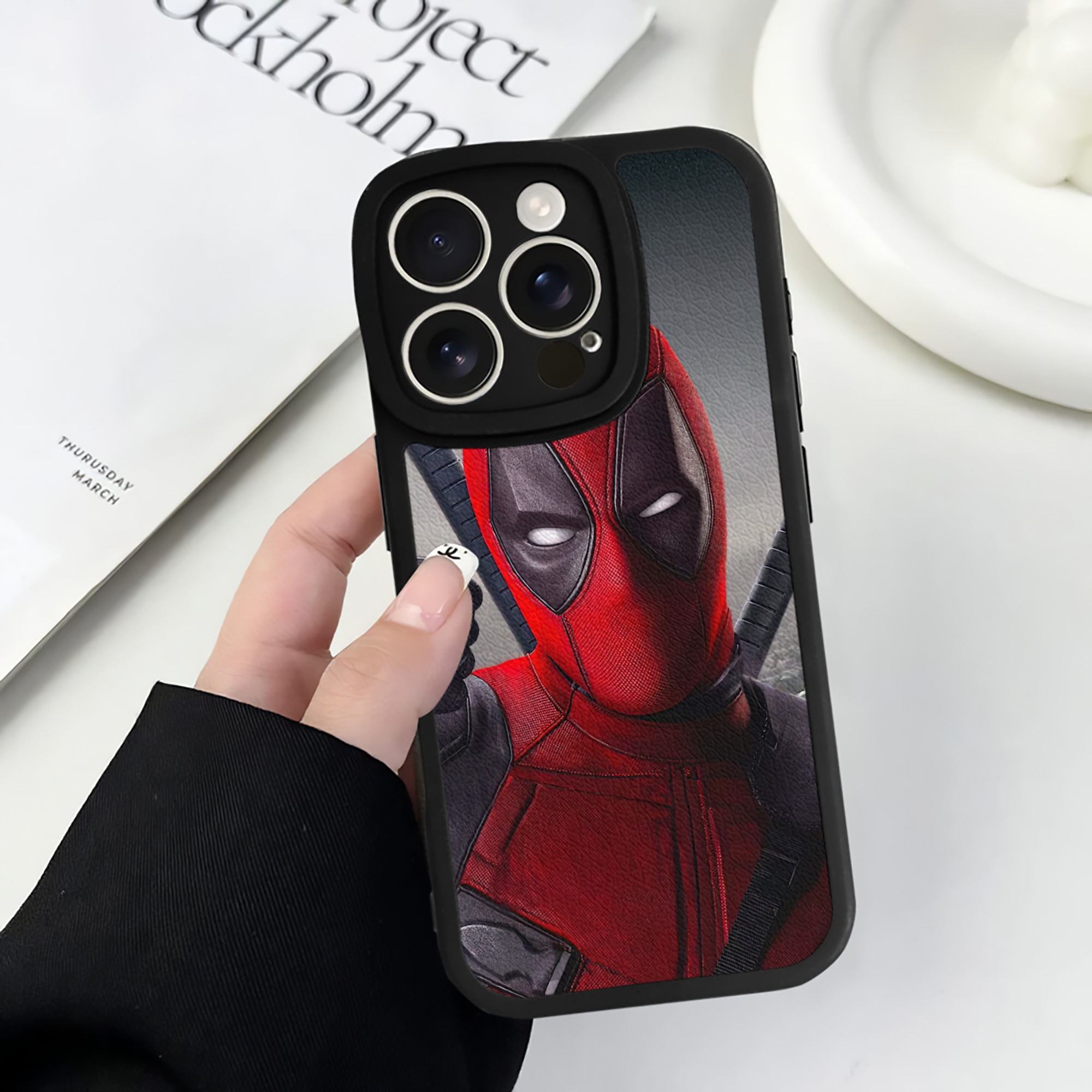 （画像用） Deadpool デッドプール 【iPhone 16シリーズ対応】シリコンスマホケース（レザー調） 材質：シリコン